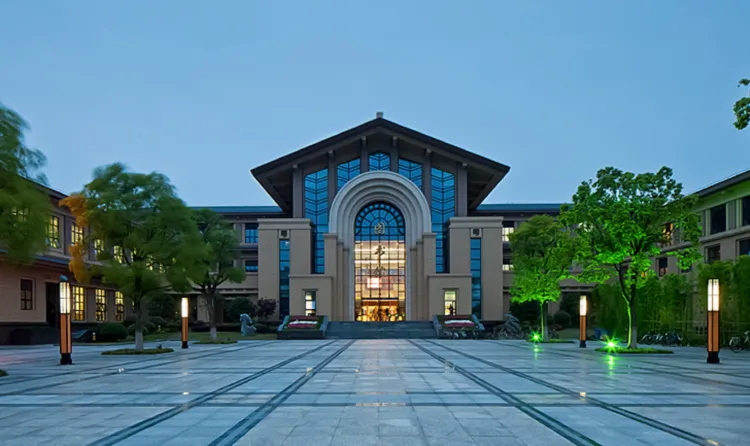 แนะนำมหาวิทยาลัยจีน มหาวิทยาลัยรัฐศาสตร์และกฎหมายเซี่ยงไฮ้ Shanghai University of Political Science and Law