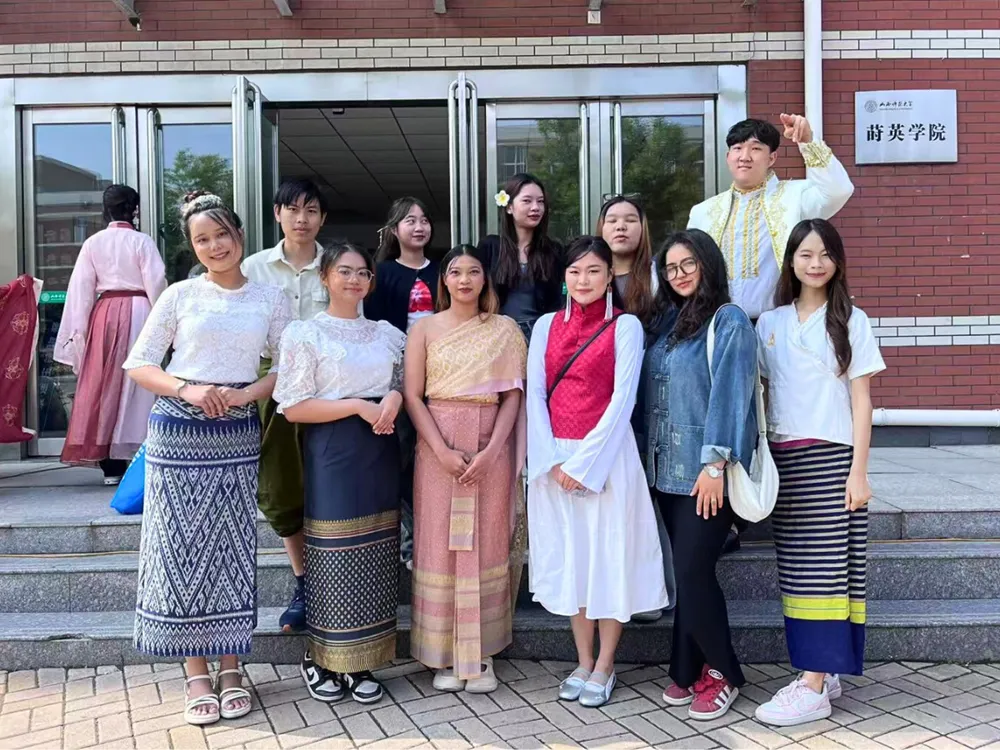 เพื่อน ๆ ที่คณะการท่องเที่ยวที่ Shanxi Normal University