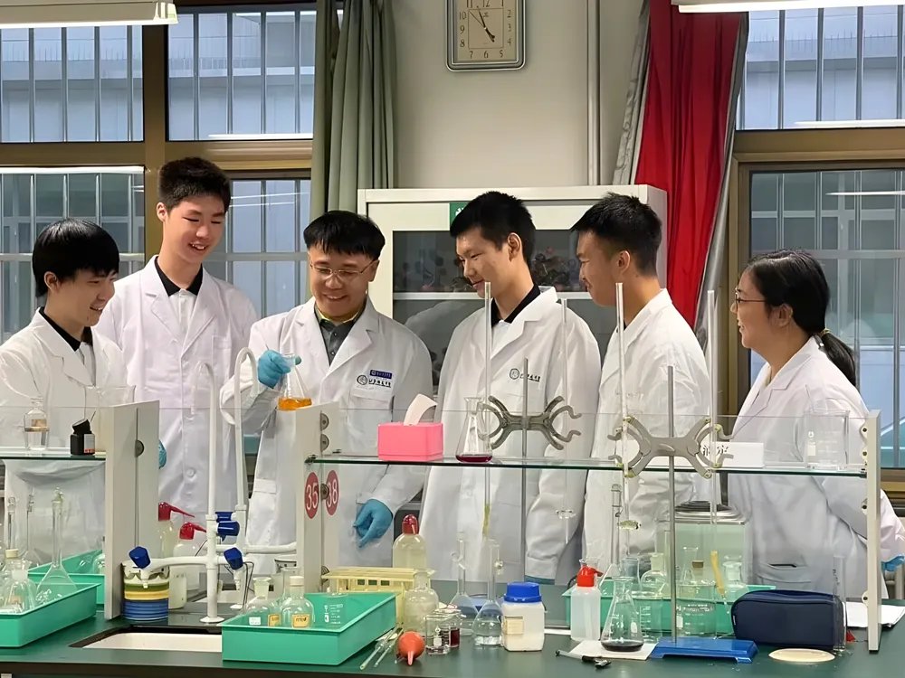 การสอนแบบ “คุณภาพ–สากล–พัฒนาอย่างต่อเนื่อง”