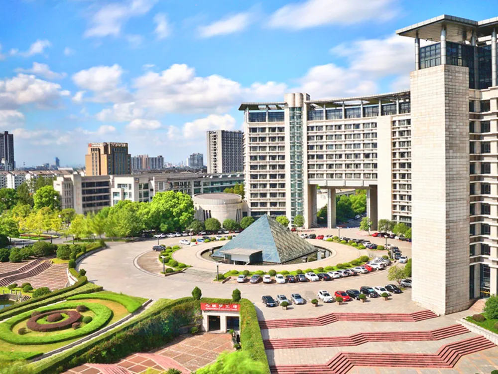 Zhejiang Gongshang University หรือ มหาวิทยาลัยพาณิชย์และอุตสาหกรรมเจ้อเจียง (浙江工商大学)