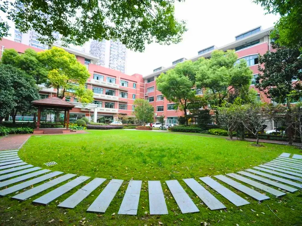 บรรยากาศรอบๆ East China University of Political Science and Law