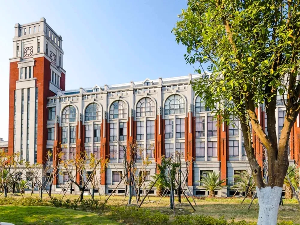 อาคารเรียนของ East China University of Political Science and Law