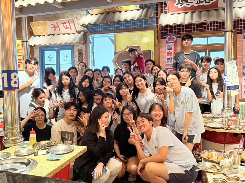 บรรยากาศมิตรภาพในโรงเรียน-Guangxi-Overseas-Chinese-School-หนานหนิง