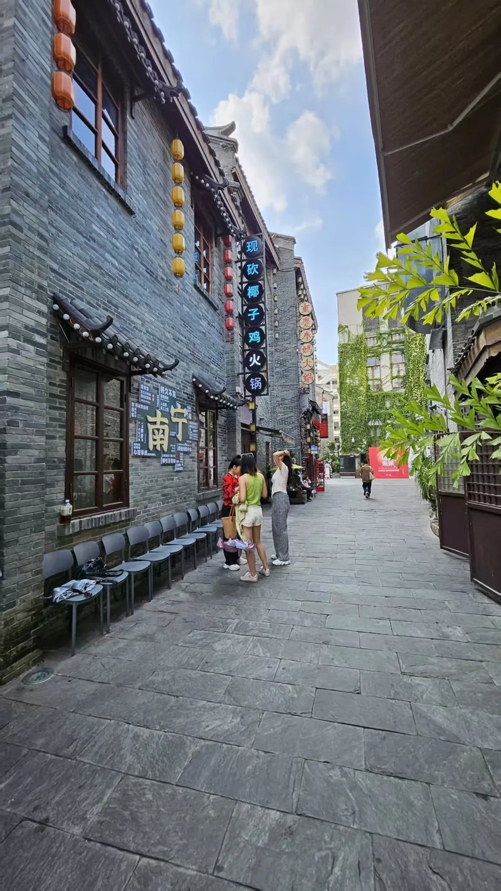 ผู้คนหนานหนิงใช้ชีวิตผสมผสานความทันสมัยและวัฒนธรรมท้องถิ่น