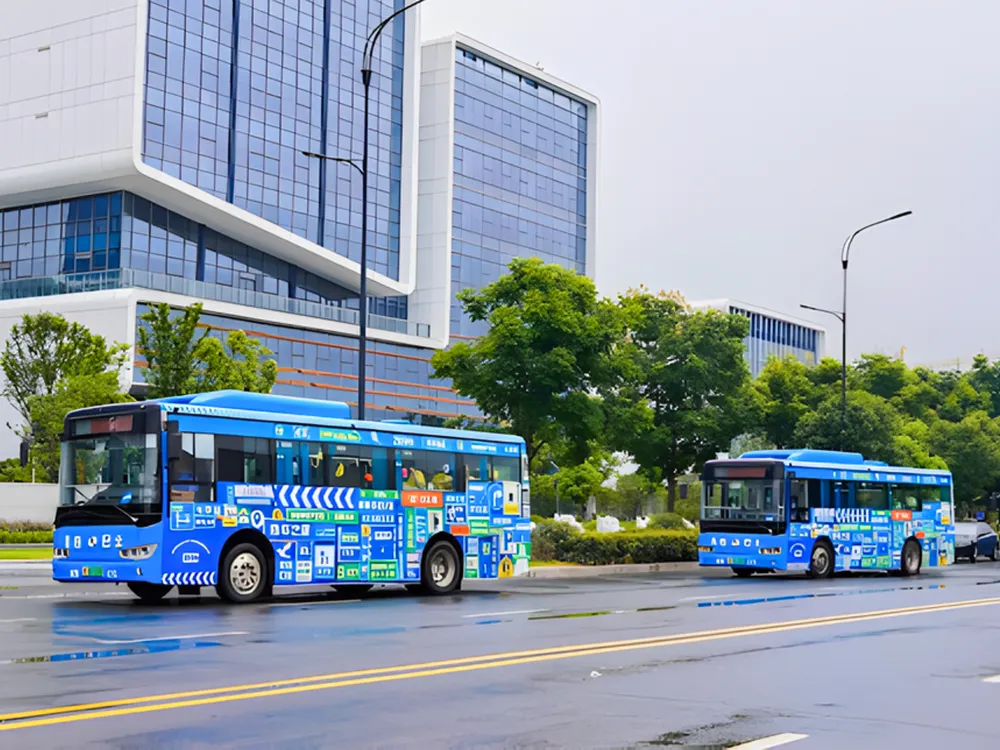 รถโดยสารสาธารณะบริเวณโรงเรียนไห่เลี่ยง Hailiang International School