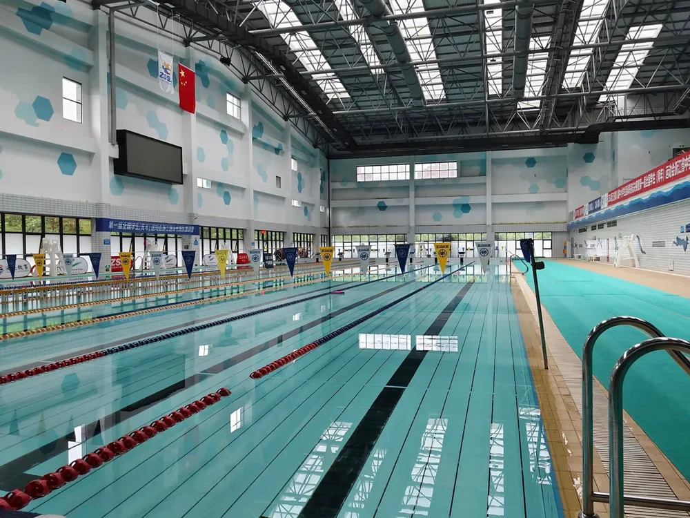 สระว่ายน้ำในโรงเรียนไห่เลี่ยง Hailiang International School