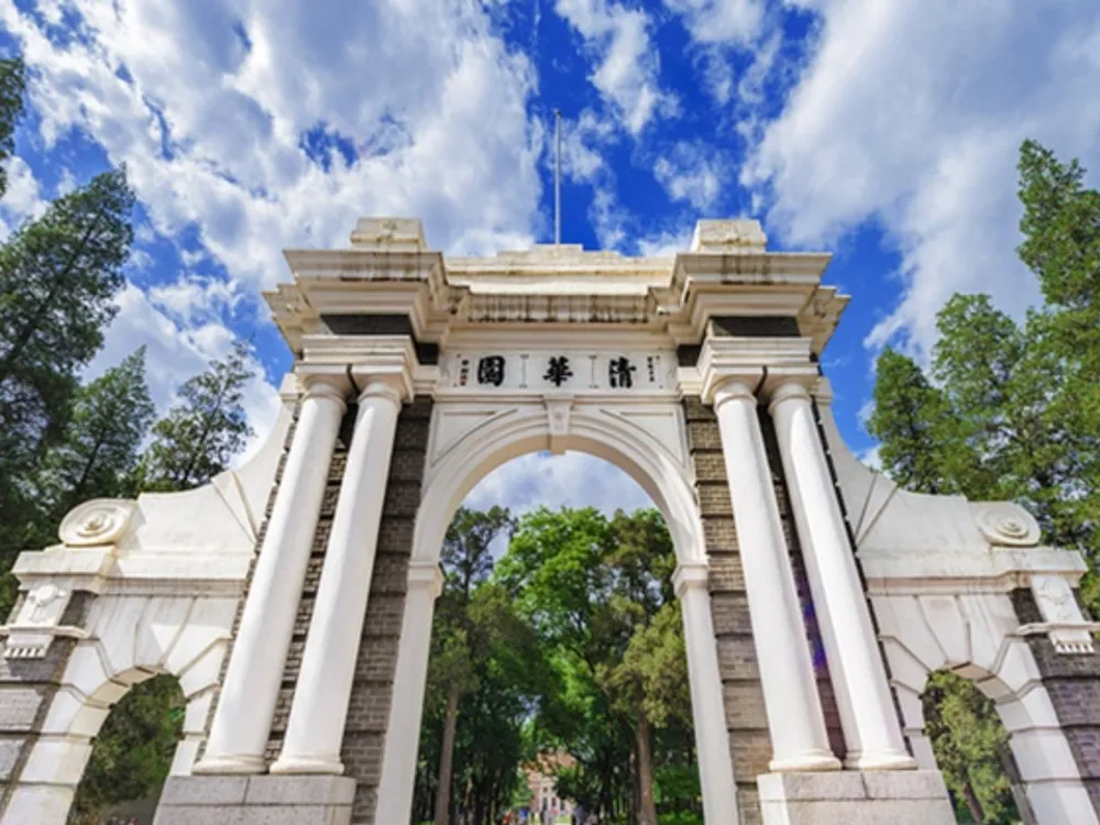 ประตูหลักมหาวิทยาลัยชิงหัว (Tsinghua University) สัญลักษณ์การศึกษาชั้นนำของจีน