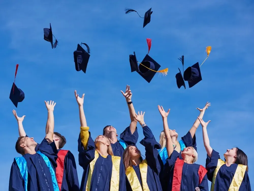 บัณฑิตสวมชุดครุยโยนหมวกขึ้นฟ้า ฉลองความสำเร็จการศึกษา