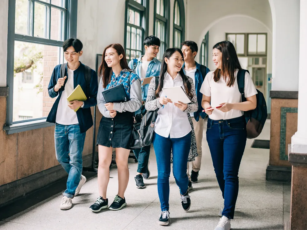 นักเรียนเดินในโถงทางเดินมหาวิทยาลัยจีน สะท้อนชีวิตนักศึกษา