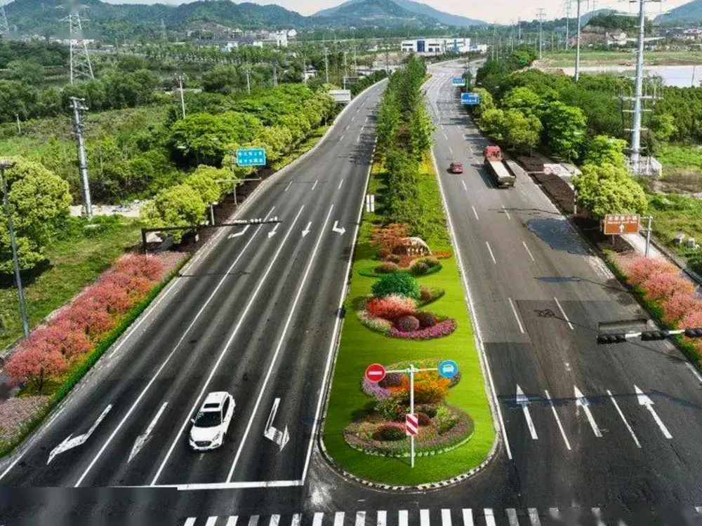 ถนนใหญ่ในเมืองจูจี้ พร้อมสวนดอกไม้ตกแต่งกลางถนน