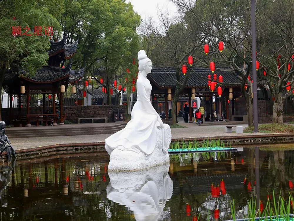 รูปปั้นซีซือ (西施) หนึ่งในสี่หญิงงามแห่งจีน ที่เมืองจูจี้