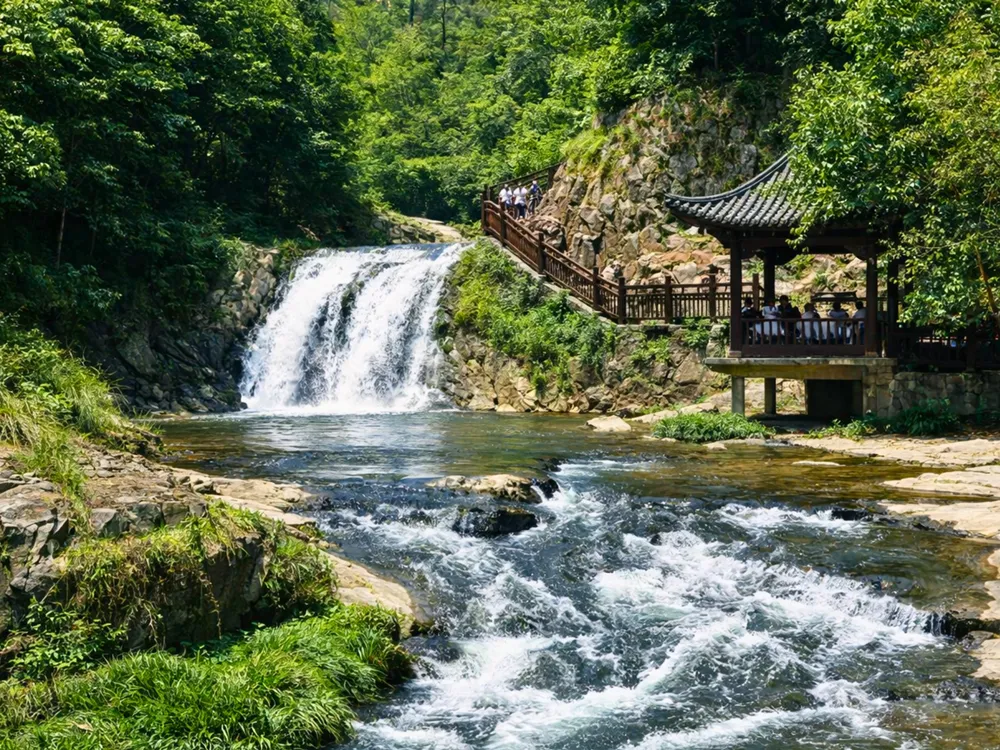 น้ำตกและศาลาในอุทยานอู่เซี่ย (五泄风景区) เมืองจูจี้