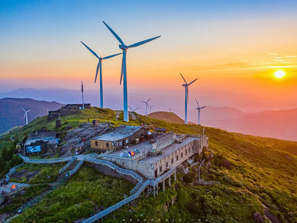 ภูเขาตงไป๋ (东白山) เมืองจูจี้ พร้อมกังหันลมผลิตพลังงาน