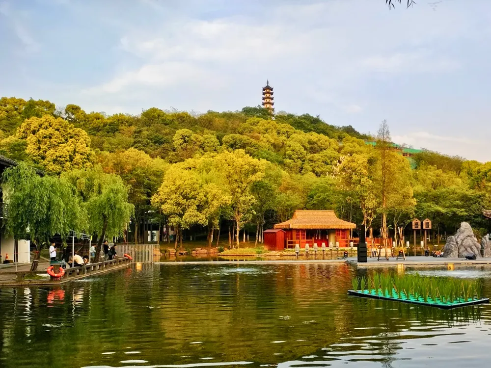 บรรยากาศทะเลสาบและวัดจีนโบราณในเมืองจูจี้ พร้อมเจดีย์บนเนินเขา