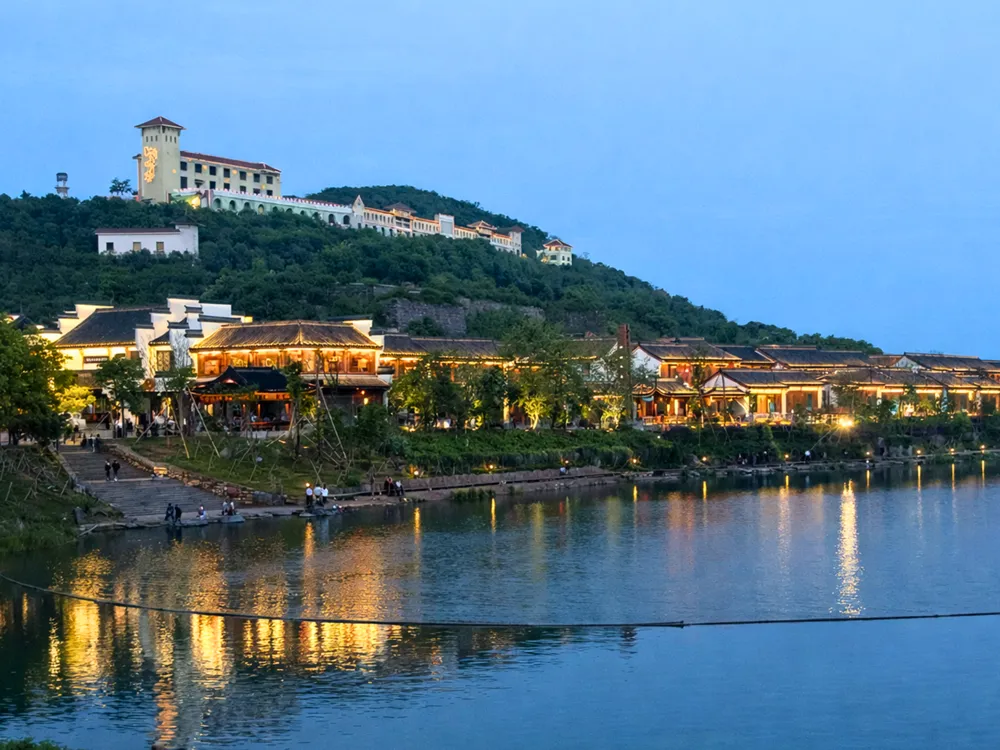 วิวเมืองริมน้ำในจูจี้ อาคารสไตล์จีนโบราณและปราสาทบนเนินเขา