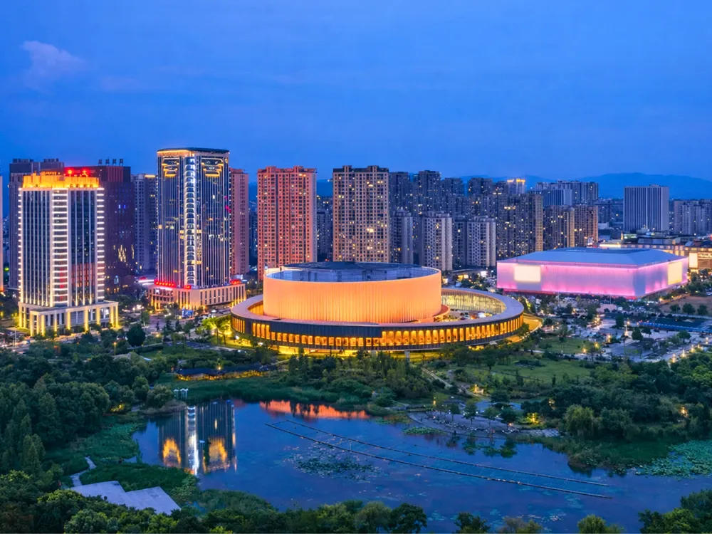 เมืองจูจี้ยามค่ำคืน อาคารสมัยใหม่และแสงไฟสะท้อนน้ำ