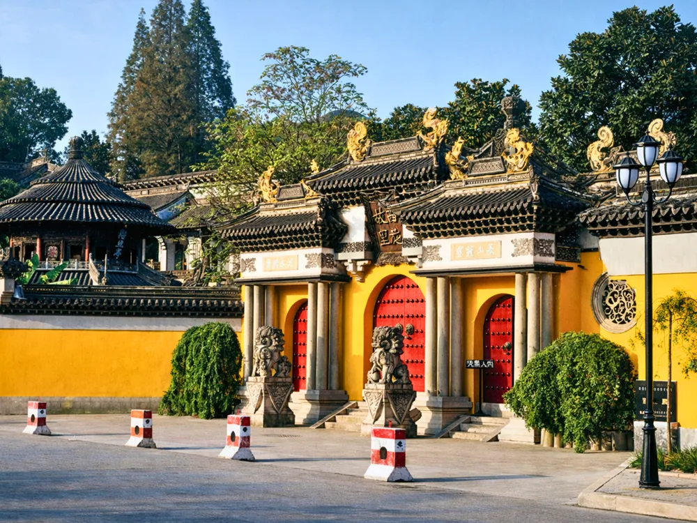 ทางเข้าวัดจีนโบราณในเมืองจูจี้ ประตูสีแดงและสิงโตหินคู่