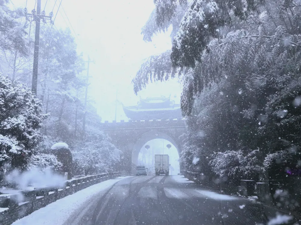 บรรยากาศฤดูหนาวในเมืองจูจี้ ถนนและประตูจีนโบราณปกคลุมด้วยหิมะ