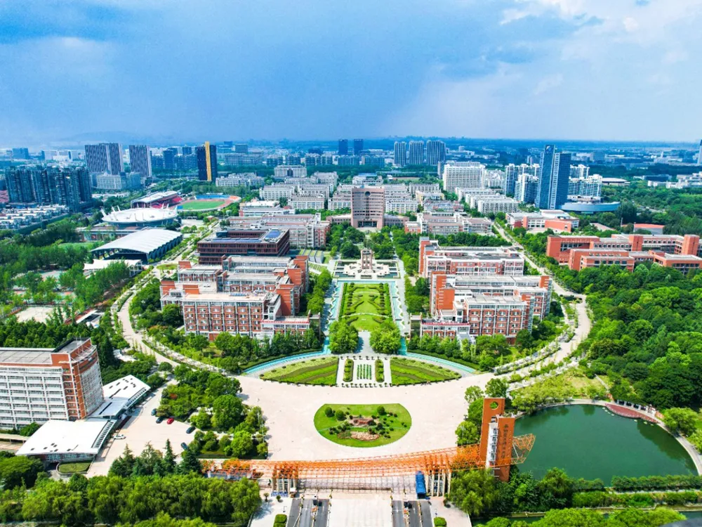 ภาพมุมสูงของ Hangzhou Dianzi University แสดงวิทยาเขตขนาดใหญ่ในเมืองหางโจว