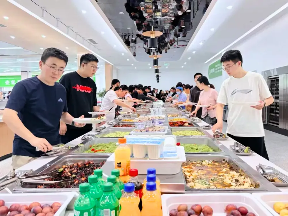 โรงอาหารมหาวิทยาลัย Hangzhou Dianzi University มีอาหารจีนและนานาชาติหลากหลาย