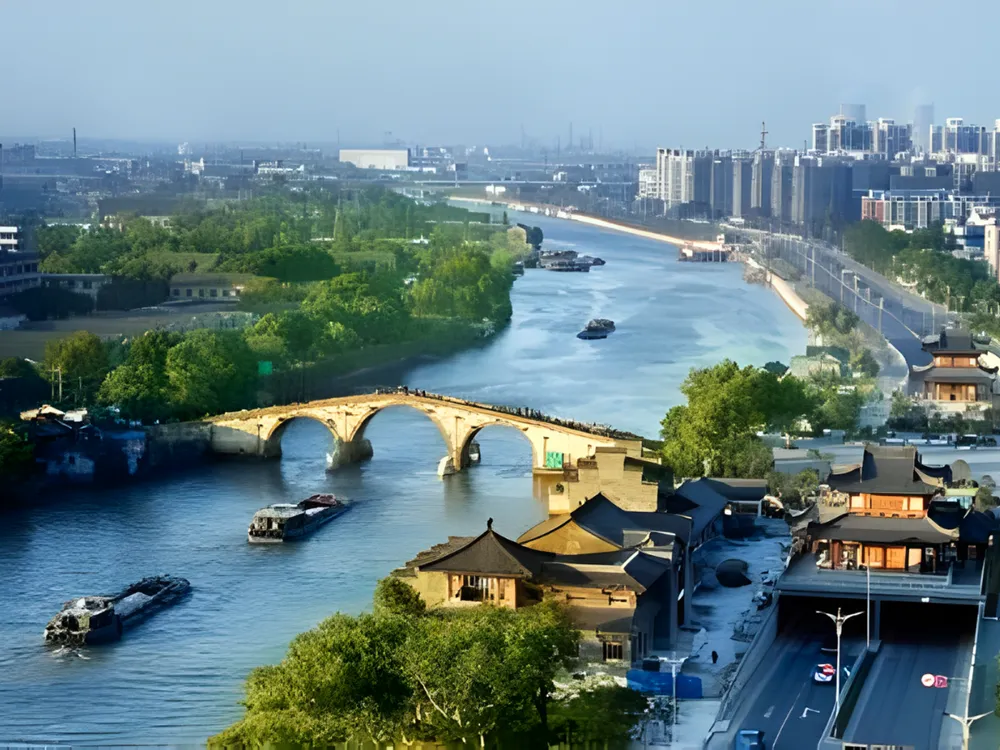 บรรยากาศเมืองหางโจวที่รายล้อมมหาวิทยาลัย Hangzhou Dianzi University"