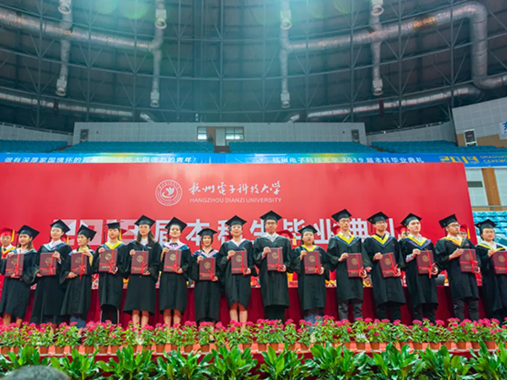 นักศึกษารับปริญญาบนเวที Hangzhou Dianzi University ในพิธีสำเร็จการศึกษา