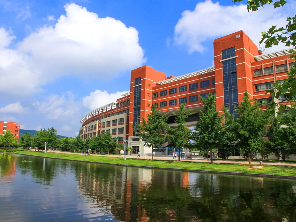 อาคารเรียนสมัยใหม่ของ Hangzhou Dianzi University ในวิทยาเขต Xiasha