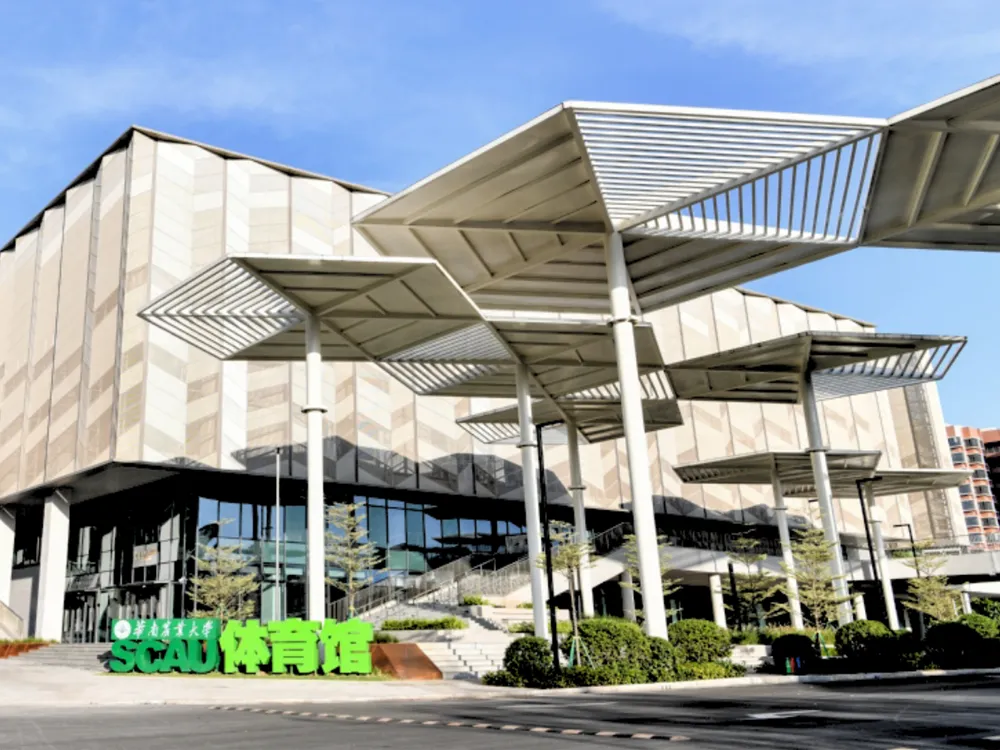 อาคารโรงยิม SCAU Gymnasium ของ South China Agricultural University สถาปัตยกรรมทันสมัย พร้อมโครงสร้างหลังคาเหล็กและพื้นที่สีเขียวรอบด้าน