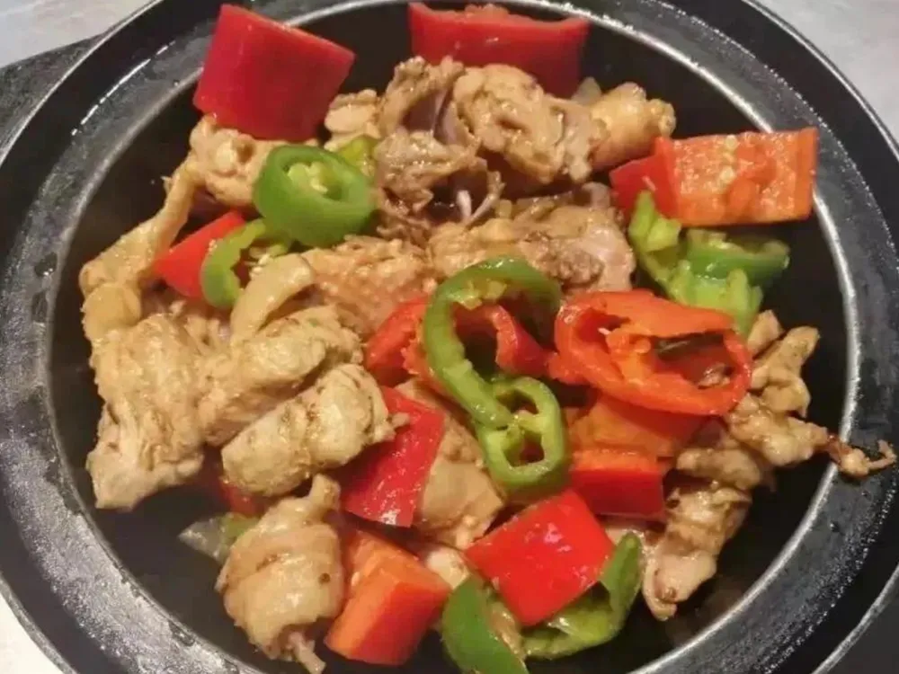 เมนูไก่ผัดพริกหยวกสีแดงและเขียว เสิร์ฟในชามสีดำ อาหารจีนสไตล์มหาวิทยาลัย South China Agricultural University