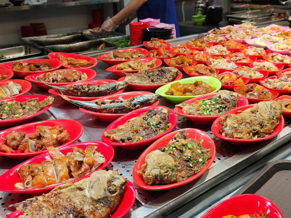 เคาน์เตอร์อาหารในโรงอาหาร South China Agricultural University จัดเรียงจานปลาและเนื้อปรุงรสหลากหลายอย่างเป็นระเบียบ