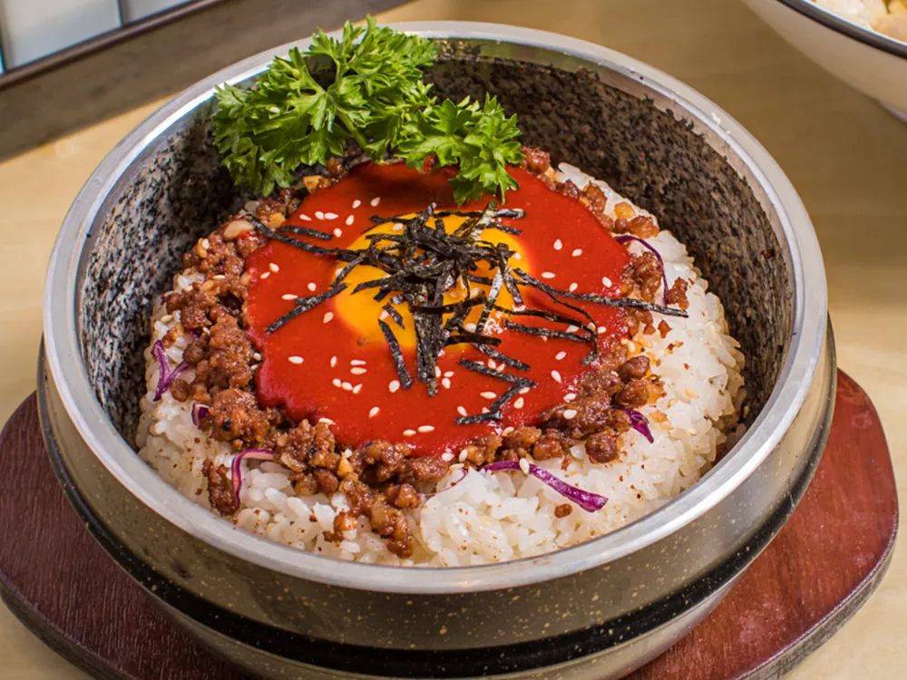 อาหารบิบิมบับเสิร์ฟในชามหินร้อน โรงอาหาร Shenyang City University