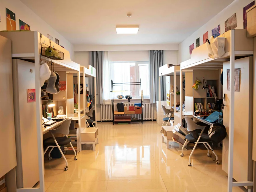 ห้องพักนักศึกษา Shenyang City University เตียงลอฟต์พร้อมโต๊ะเรียนและหน้าต่างใหญ่
