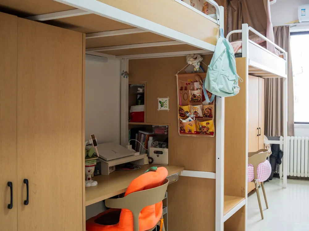 ห้องพักนักศึกษา Shenyang City University เตียงลอฟต์สีขาวพร้อมโต๊ะเรียนและของใช้ส่วนตัว