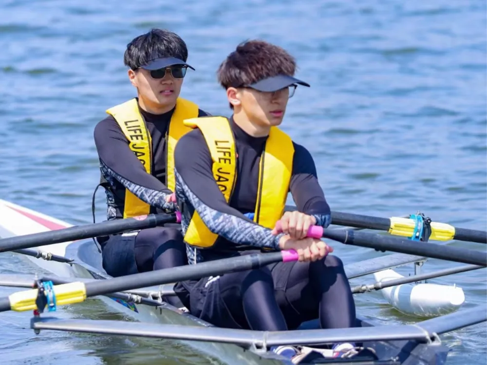 กิจกรรมพายเรือของนักศึกษา Shenyang City University แสดงถึงการทำงานเป็นทีม