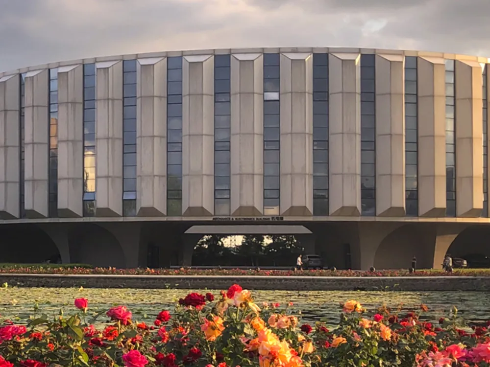 อาคารเรียนสมัยใหม่ Shenyang City University พร้อมบ่อน้ำและสวนดอกไม้ เน้นการเรียนเชิงประยุกต์