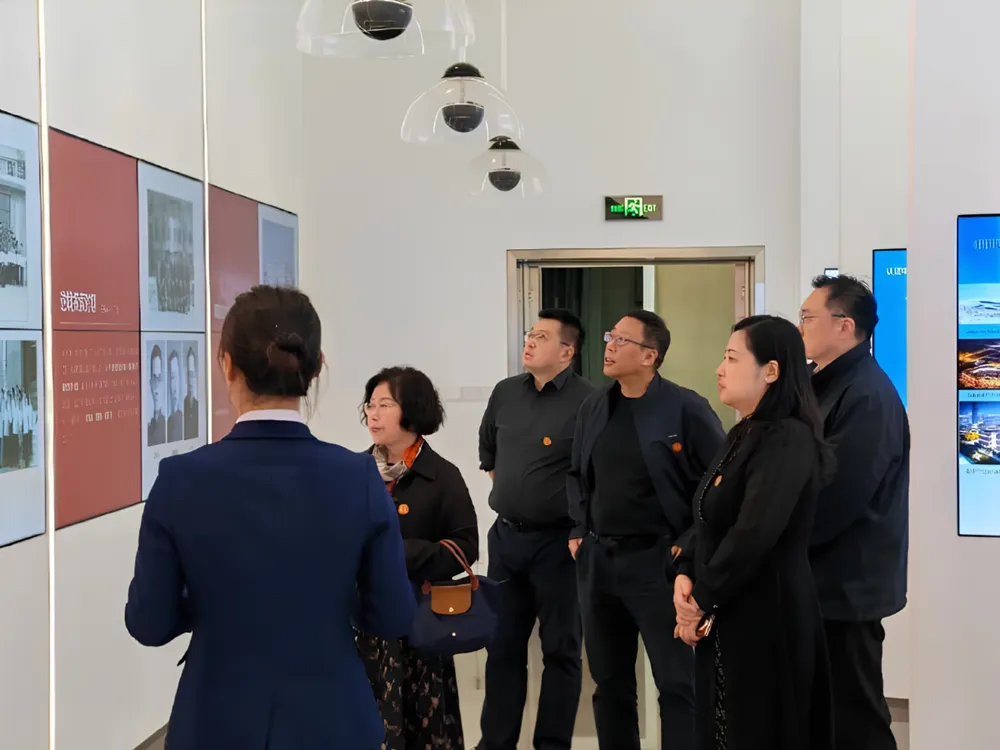 นิทรรศการประวัติศาสตร์ภายใน Shenyang City University นักศึกษาและผู้เยี่ยมชมชมแผงข้อมูล