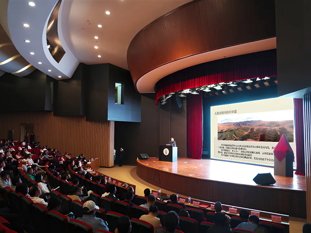 หอประชุมใหญ่ Shenyang City University นักศึกษาฟังการบรรยายวิชาการบนเวที