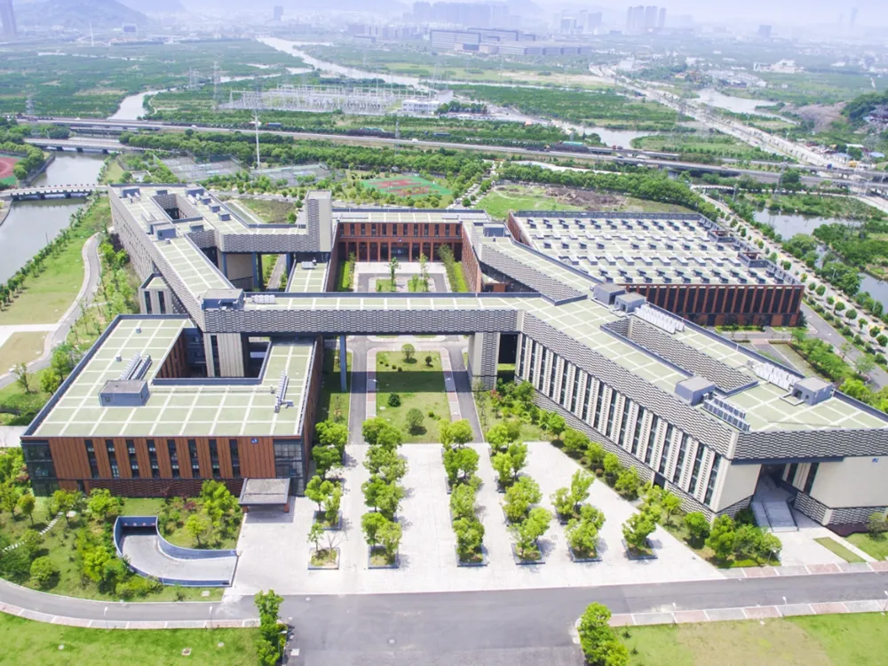 ภาพมุมสูงของวิทยาเขต Wenzhou University of Technology อาคารออกแบบทันสมัยพร้อมพื้นที่สีเขียว