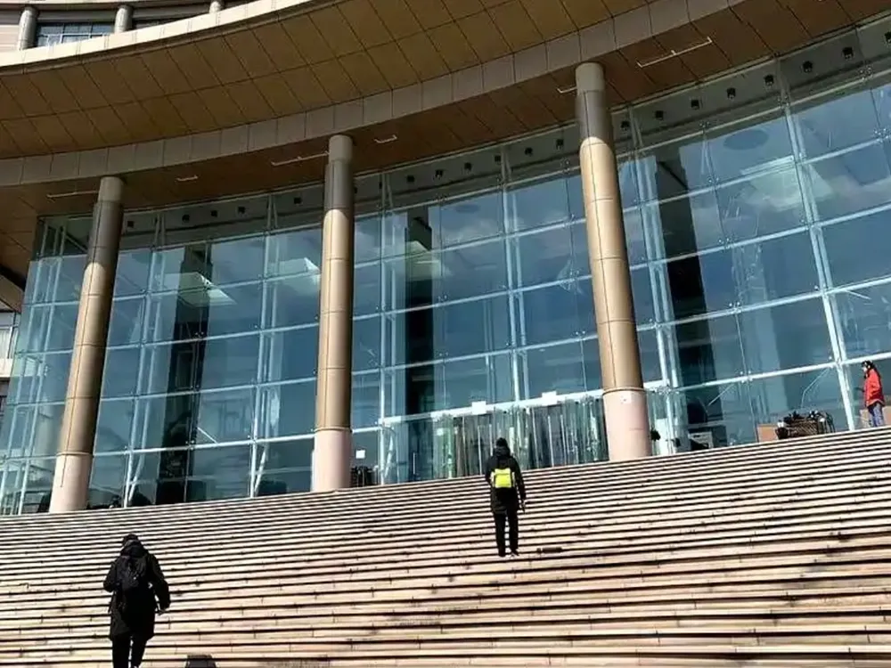 "อาคารกระจกโค้งขนาดใหญ่ของ Wenzhou University of Technology พร้อมบันไดทางเข้า
