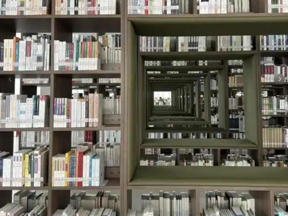 ชั้นหนังสือในห้องสมุด Wenzhou University of Technology พร้อมกระจกสะท้อนลึกเป็นภาพลวงตา