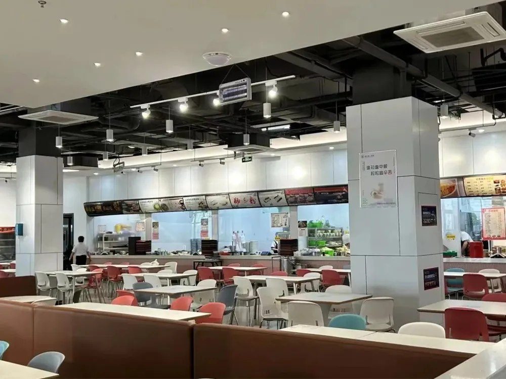โรงอาหารสมัยใหม่ของ Wenzhou University of Technology พร้อมโต๊ะเก้าอี้หลากสี