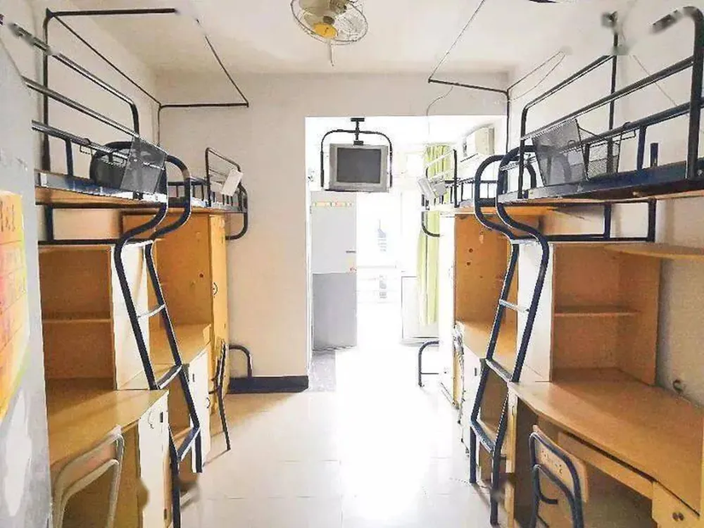 ห้องพักนักศึกษาสไตล์หอพักของ Wenzhou University of Technology พร้อมเตียงสองชั้นและโต๊ะเรียน