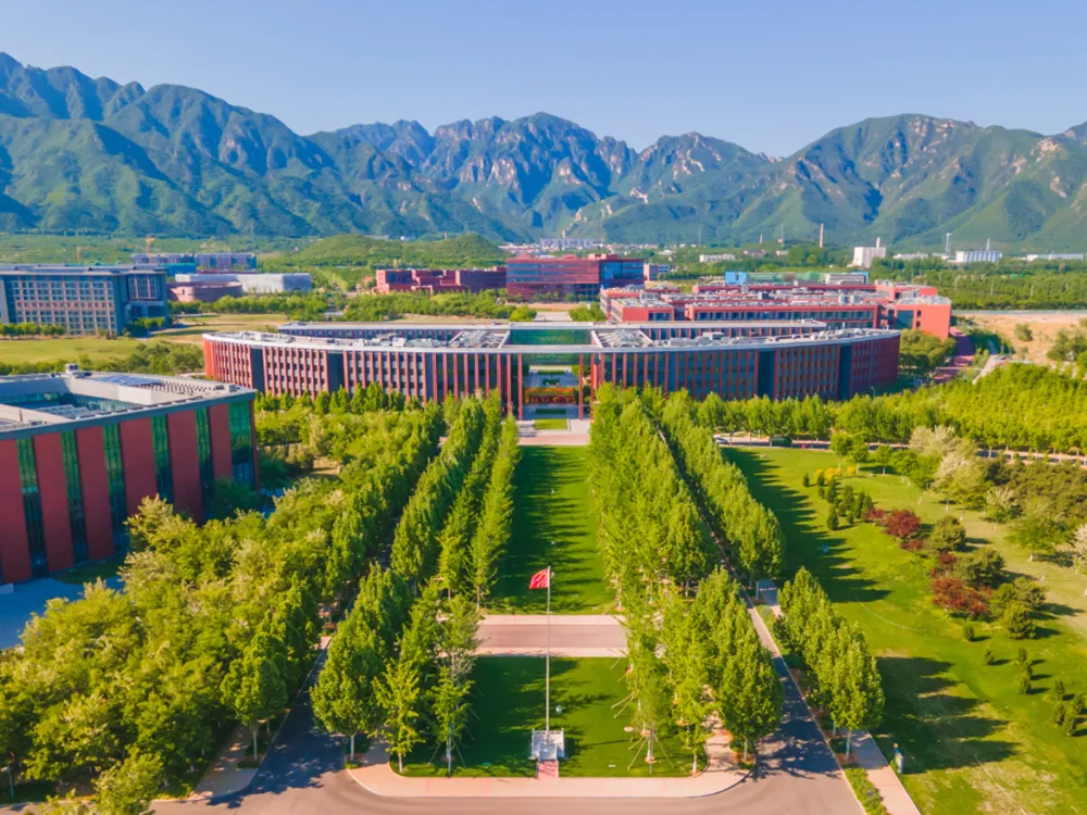วิทยาเขต Wenzhou University of Technology รายล้อมด้วยภูเขาและต้นไม้ พร้อมเสาธงกลางลาน