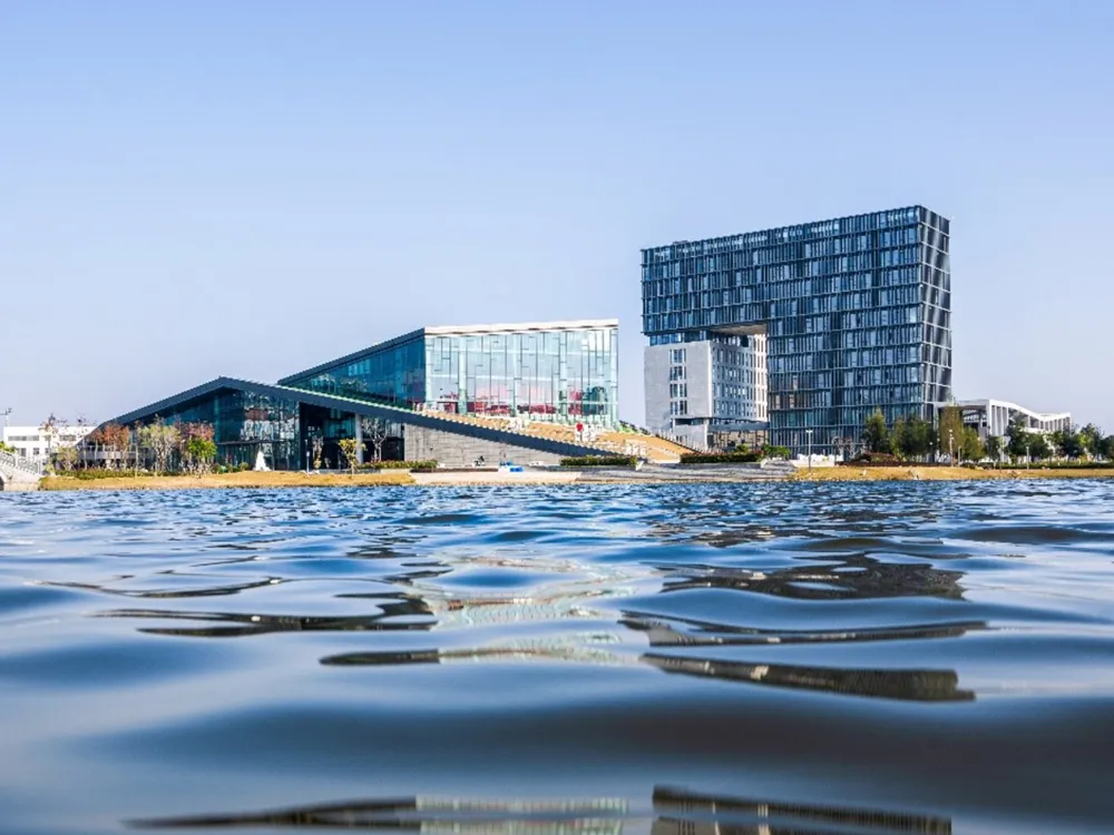 อาคารเรียนและวิจัยสมัยใหม่ของ Wenzhou University of Technology ตั้งอยู่ริมสระน้ำ
