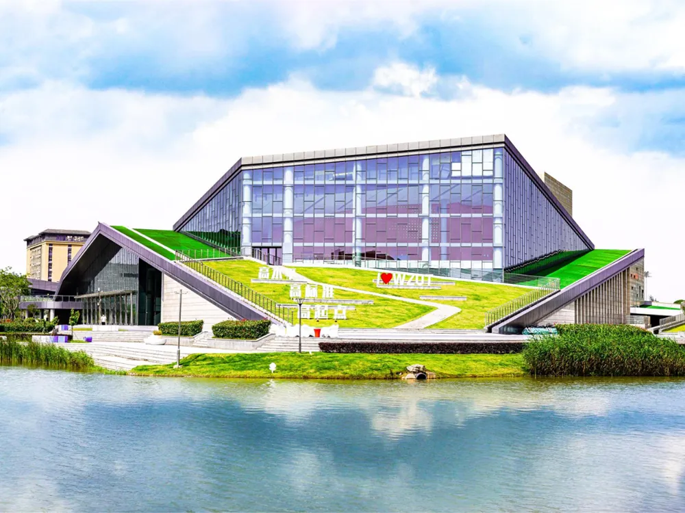 อาคารสมัยใหม่พร้อมหลังคาเขียวและข้อความ I ❤️ WZUT บริเวณวิทยาเขต Wenzhou University of Technology