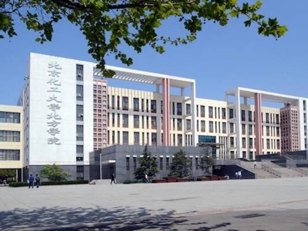 อาคารเรียนร่วมสมัยของ Beijing University of Chemical Technology Northern College ภายในวิทยาเขตที่เชื่อมโยงกับ Yancheng Institute of Technology