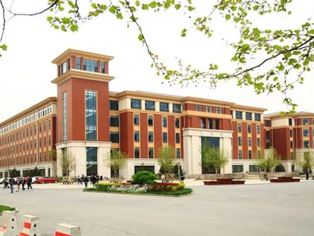 อาคารเรียนสมัยใหม่ของ Yancheng Institute of Technology พร้อมลานกว้างและต้นไม้รอบด้าน