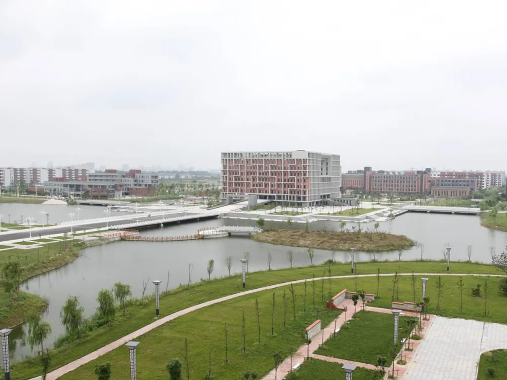 ภาพรวมวิทยาเขต Yancheng Institute of Technology พร้อมอาคารเรียนหลายหลัง สะพาน และพื้นที่สีเขียว