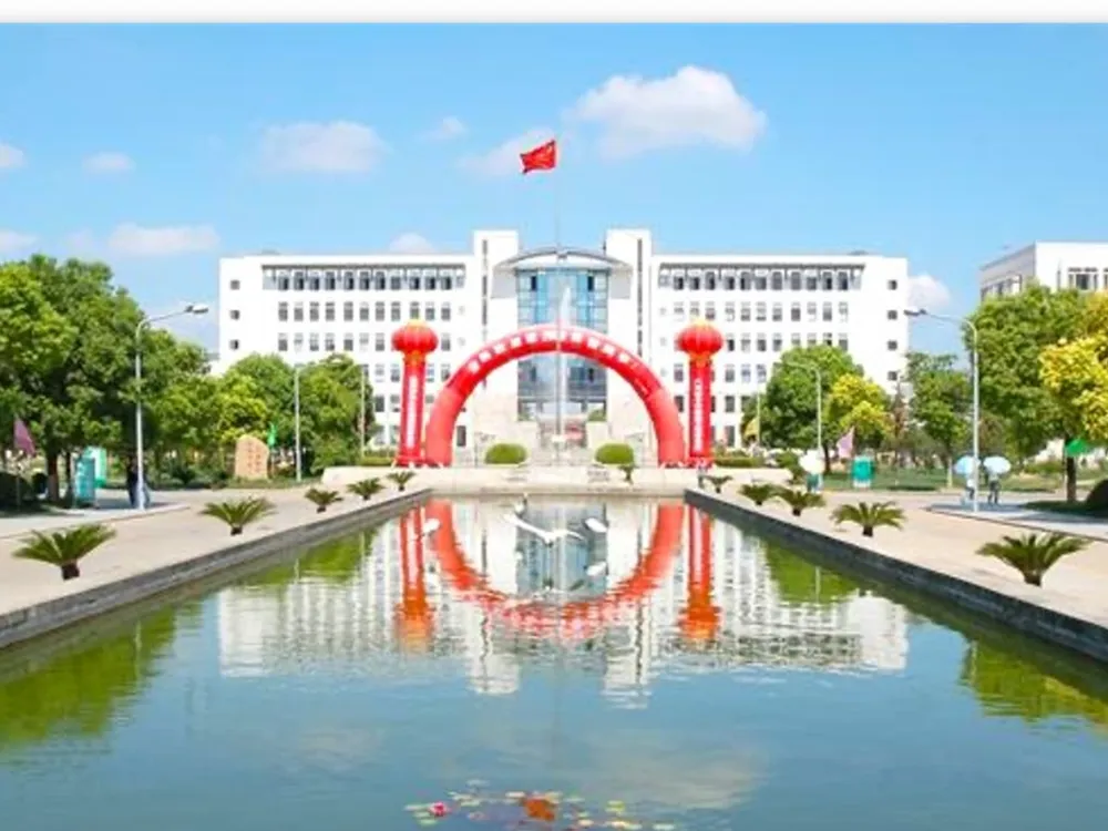 อาคารเรียนหลักของ Yancheng Institute of Technology พร้อมสระน้ำและซุ้มประตูแดงตกแต่งโคมจีน