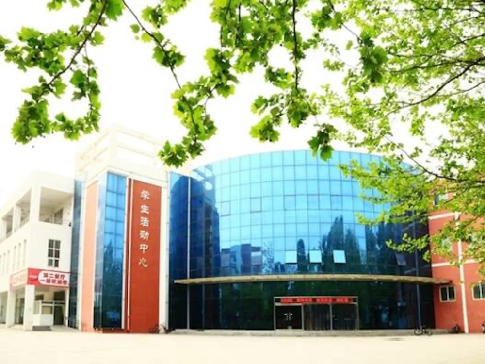 ศูนย์กิจกรรมนักศึกษา Yancheng Institute of Technology อาคารกระจกโค้งพร้อมป้าย 学生活动中心